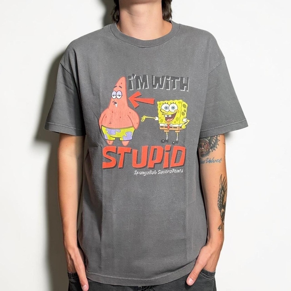 2002 SpongeBob SquarePants "I'm with stupid" funny nostalgic t-shirt‎